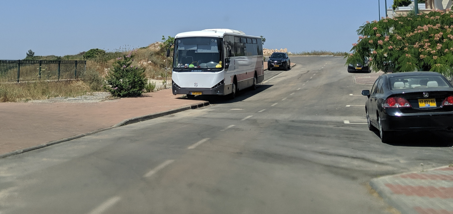 אוטובוס נוסע ביישוב ערבי - אינה ברזברג אוטובוס נוסע ביישוב ערבי